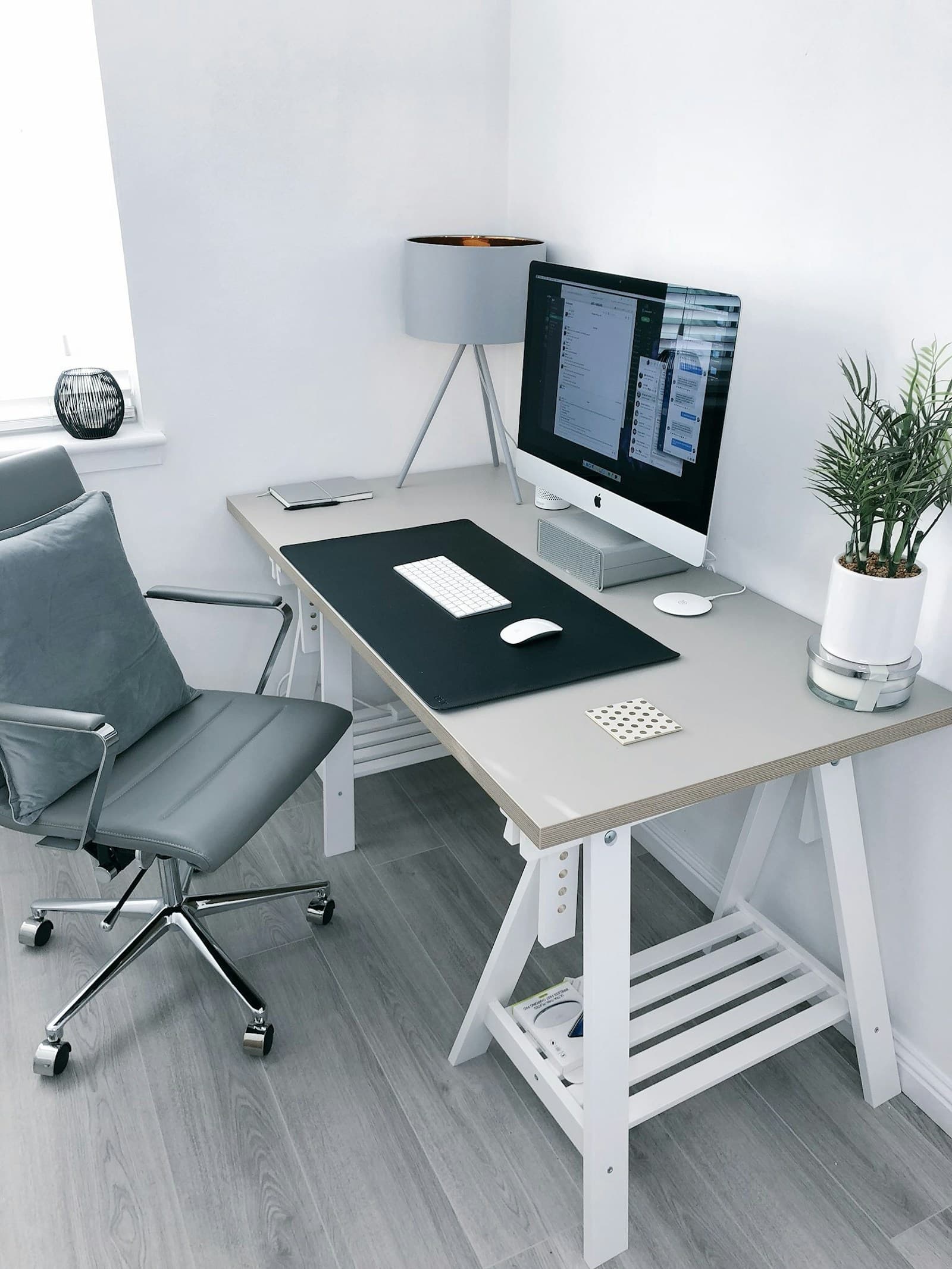 Bureau assis-debout dans un home office