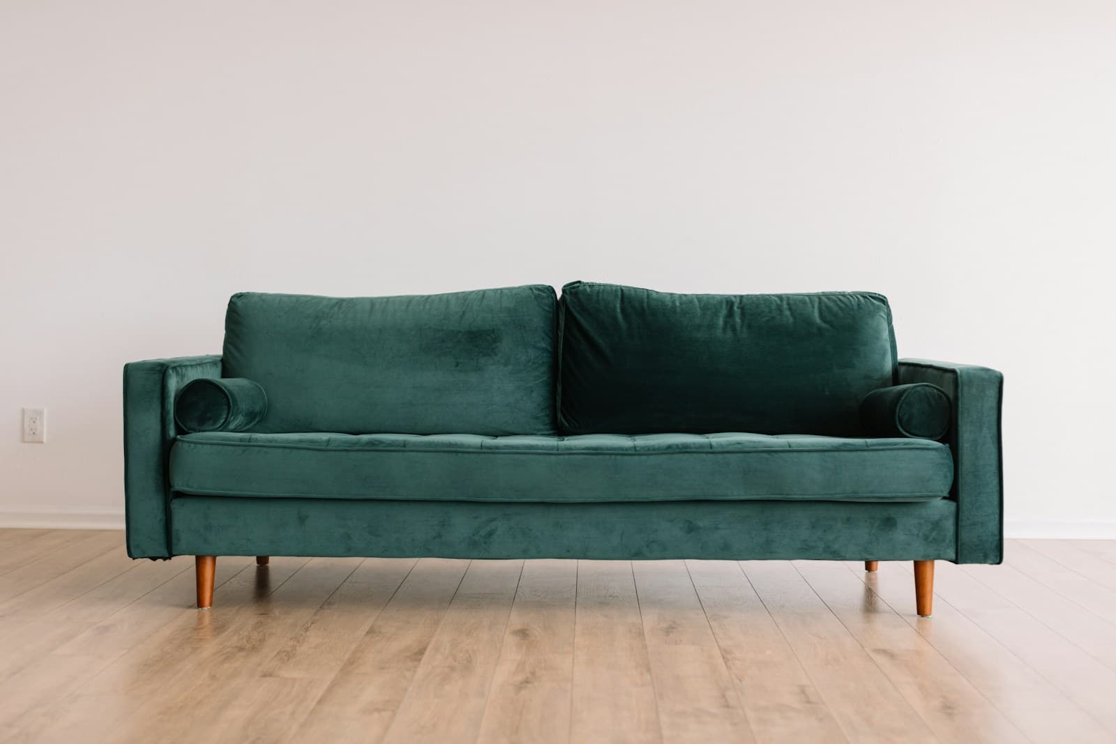 Canapé modulable beige dans un salon
