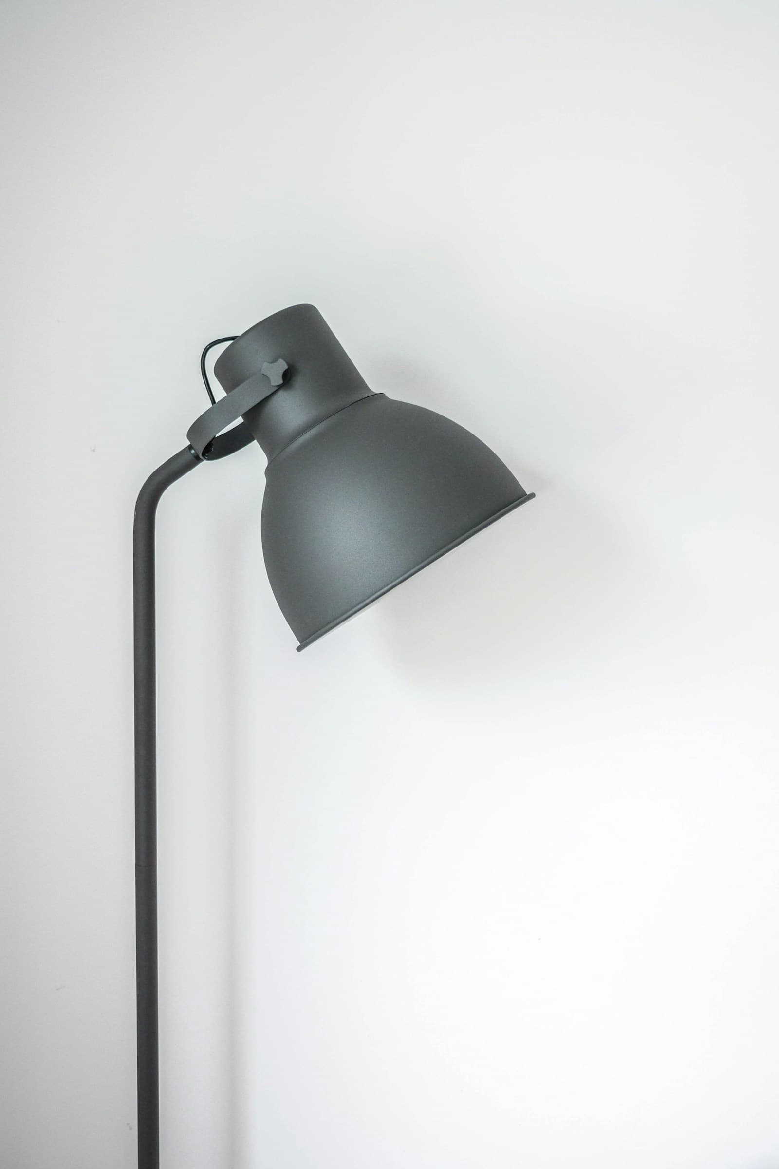 Lampe design allumée sur une table
